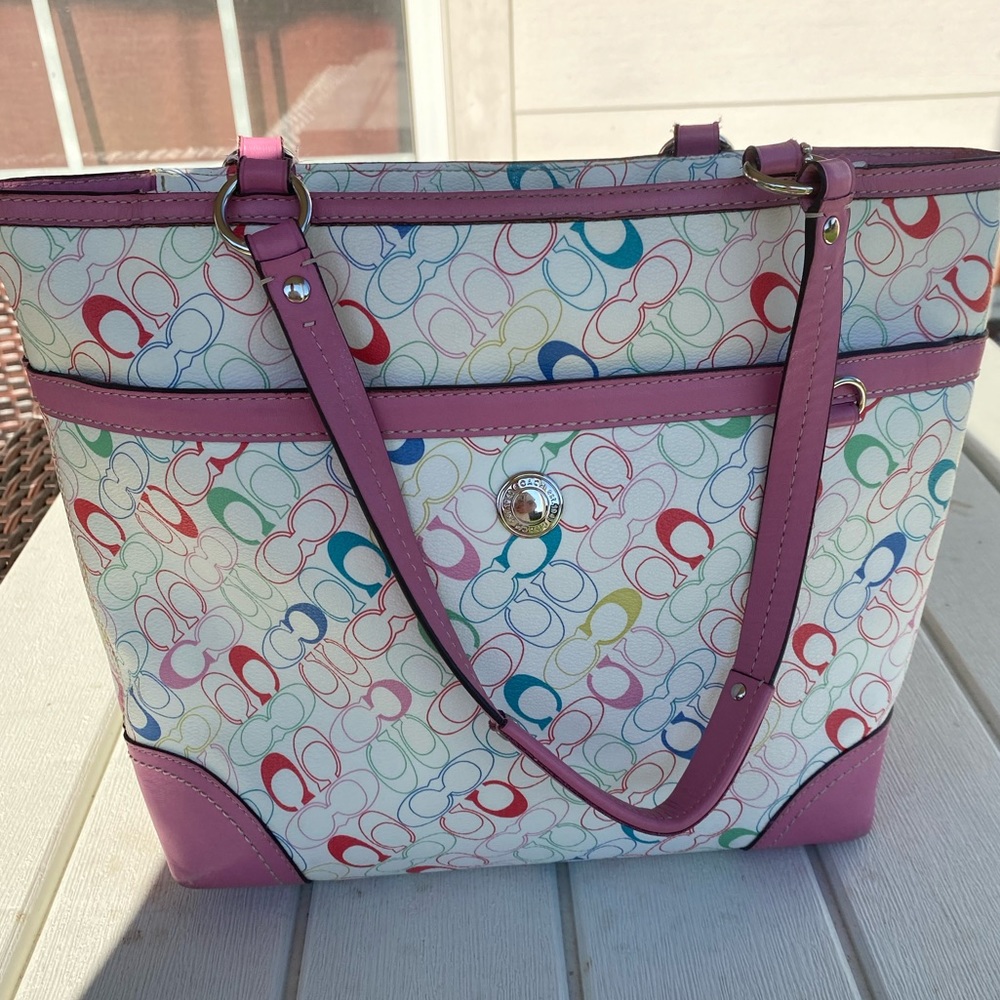 Pastel med/large coach purse.